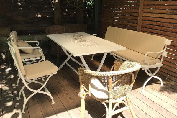 Buitenkussens voor terrasbanken en zitplaatsen.